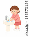 洗面台で手洗いをする女の子 136573126