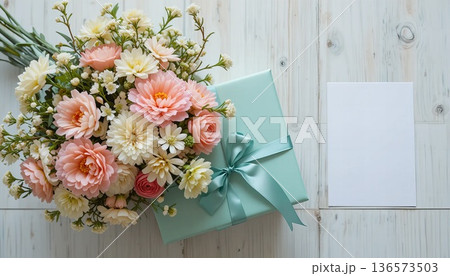 母の日ギフト/ラッピングとメッセージカードと花束 136573503