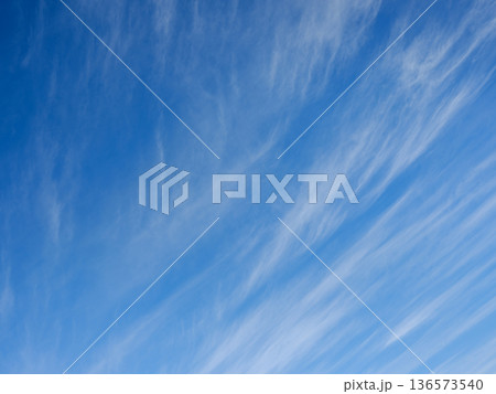 空と筋雲の風景 136573540