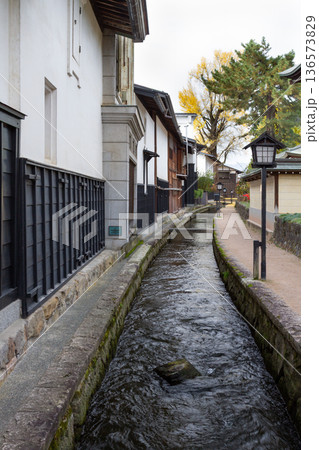 岐阜_飛騨古川の街並と紅葉の風景 岐阜_飛騨古川の街並と紅葉の風景 136573829