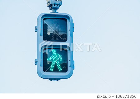 歩行者信号　信号機　青信号 136573856