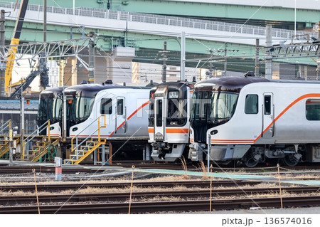 名古屋車両区に集まるJR東海の車両群 136574016