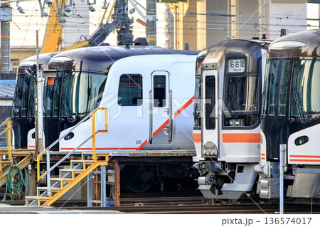 名古屋車両区に集まるJR東海の車両群 136574017