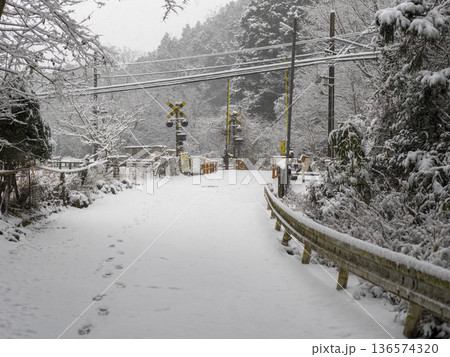 雪が積もる能勢電鉄妙見線の踏切 雪が積もる能勢電鉄妙見線の踏切 136574320