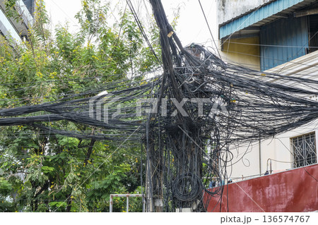 東南アジアで見られる電線が複雑に絡み合った電柱 東南アジアで見られる電線が複雑に絡み合った電柱 136574767