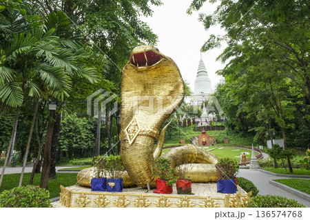 丘の上に建つワットプノンの白亜の仏塔とコブラの像 136574768