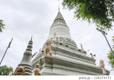 丘の上に建つワットプノンの白亜の仏塔 136574771