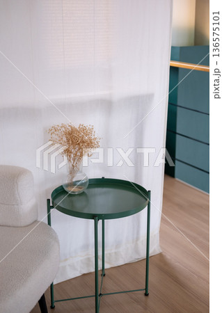 A table with dry flower in a vase, decoration in the cafe A table with dry flower in a vase, decoration in the cafe 136575101