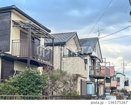隣接する一戸建て住宅 136575267