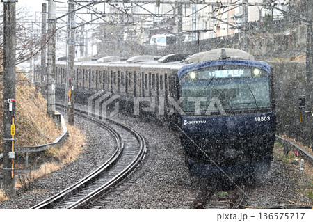 雪の舞う中を走る相鉄10000系電車 雪の舞う中を走る相鉄10000系電車 136575717