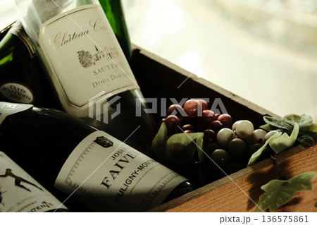 フランス銘醸地ワインのボトルと秋の味覚イメージ 136575861