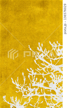 木蓮の芽吹きを金箔に描いた、和風のシルエットアート 136576029