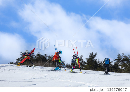 スキー競技のコース設定をするスキーヤー達 136576047