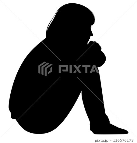 体育座りしている女性 136576175