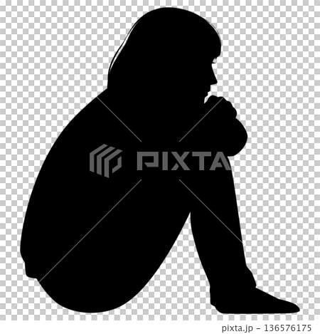 体育座りしている女性 136576175