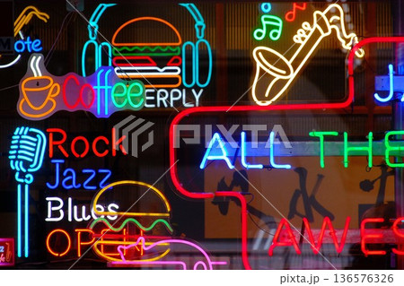 アメリカンダイナーや音楽バーをイメージしたカラフルなネオン看板の風景 アメリカンダイナーや音楽バーをイメージしたカラフルなネオン看板の風景 136576326