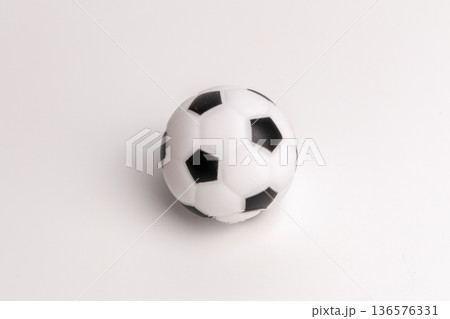 白背景に置かれたサッカーボールのミニチュア 136576331
