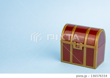 水色背景に置かれた宝箱 136576334