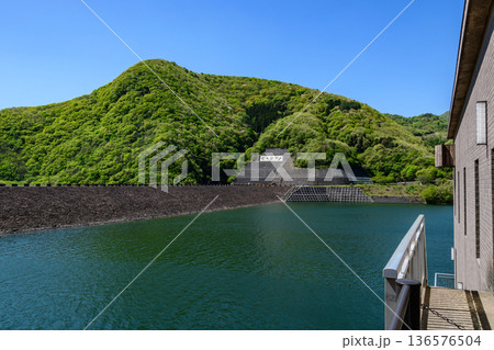 青空と新緑の七ヶ宿ダムと湖 136576504
