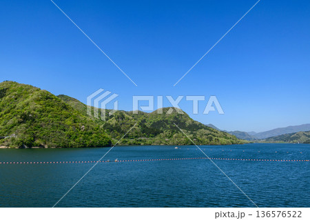 青空と新緑の七ヶ宿ダムと湖 青空と新緑の七ヶ宿ダムと湖 136576522