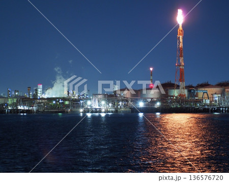 海と工場夜景 136576720