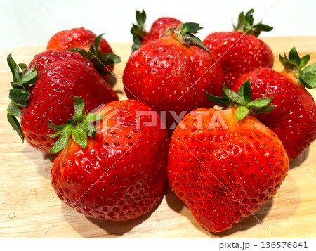 完熟して本当に甘い福岡県産あまおう苺54 完熟して本当に甘い福岡県産あまおう苺54 136576841