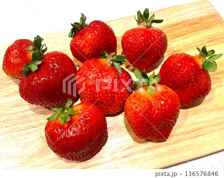 完熟して本当に甘い福岡県産あまおう苺59 136576846