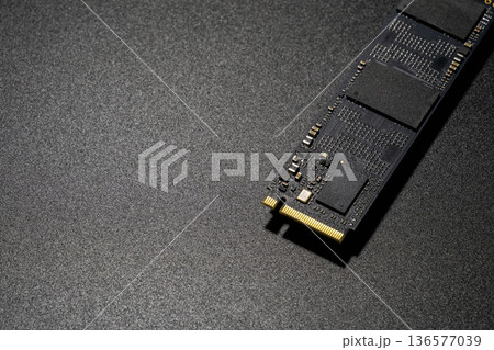 高速ストレージM.2 NVMe SSDのクローズアップ 高速ストレージM.2 NVMe SSDのクローズアップ 136577039