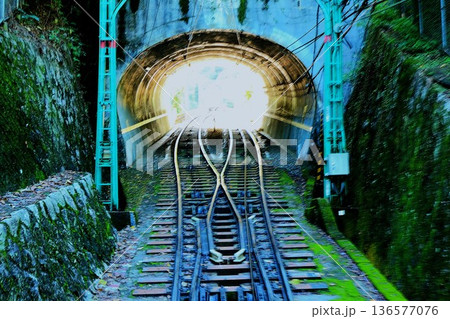 トンネルからもうすぐ出てくる電車 136577076