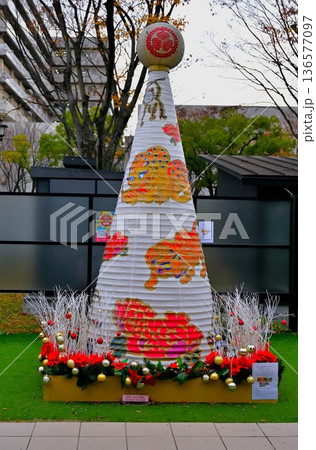 公園に展示された灯籠絵巻ツリー 136577097