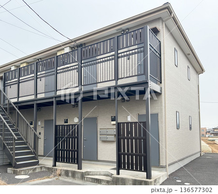 2階建てアパートの集合住宅 136577302