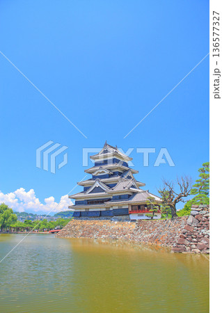 長野県松本市、国宝松本城の風景 長野県松本市、国宝松本城の風景 136577327