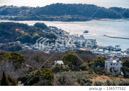 冬のオリーブ園から見た牛窓の街並みと前島1　岡山県瀬戸内市 136577582