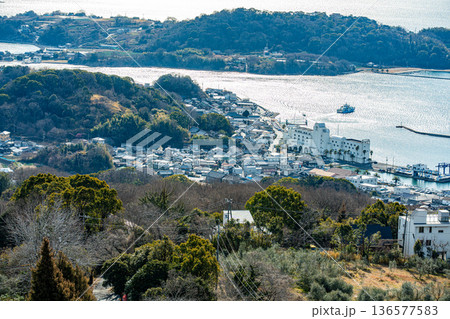 冬のオリーブ園から見た牛窓の街並みと前島2　岡山県瀬戸内市 136577583