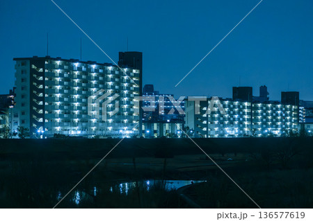 夜の巨大マンション 夜の巨大マンション 136577619