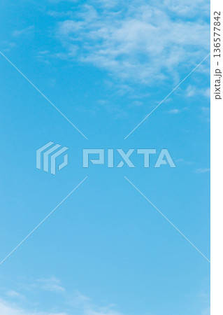空と広がる雲の背景素材 136577842