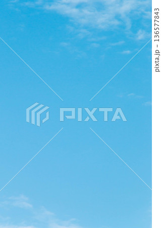空と広がる雲の背景素材 空と広がる雲の背景素材 136577843