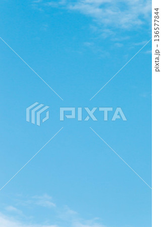 空と広がる雲の背景素材 空と広がる雲の背景素材 136577844