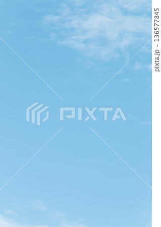 空と広がる雲の背景素材 空と広がる雲の背景素材 136577845