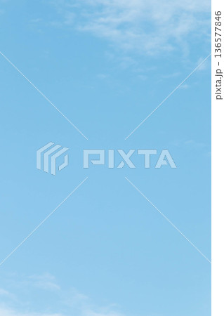 空と広がる雲の背景素材 136577846