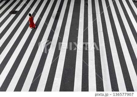 夏の横断歩道、赤い服の女性一人渡る風景-2 136577907