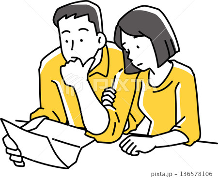 手紙を一緒に見る男女 136578106