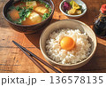 卵かけご飯と味噌汁の朝食プレート 136578135