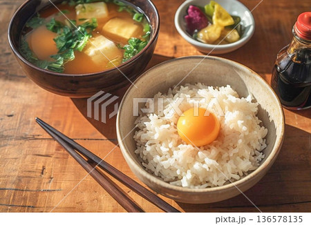 卵かけご飯と味噌汁の朝食プレート 136578135