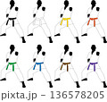 様々な帯の空手家が型でポーズを決めるセット 136578205