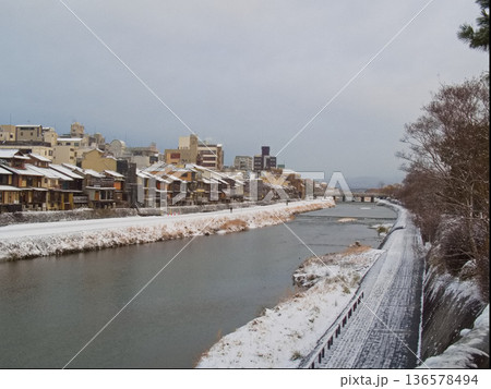 雪の日の鴨川 京都 雪の日の鴨川 京都 136578494