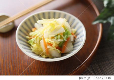 冬野菜を楽しむ!白菜の漬け物 冬野菜を楽しむ!白菜の漬け物 136578540