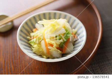 冬野菜を楽しむ!白菜の漬け物 冬野菜を楽しむ!白菜の漬け物 136578541