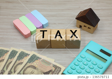 TAXと書かれたブロック　住宅と税金 136578711