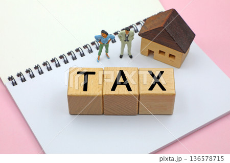 TAXと書かれたブロック　住宅と税金 136578715